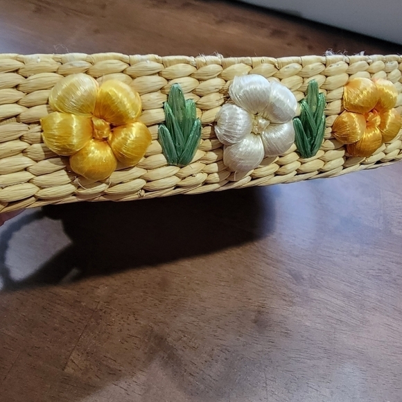 Vintage Basket with flowers and Jute Handles for serving Spring Easter Brunch - Picture 4 of 17